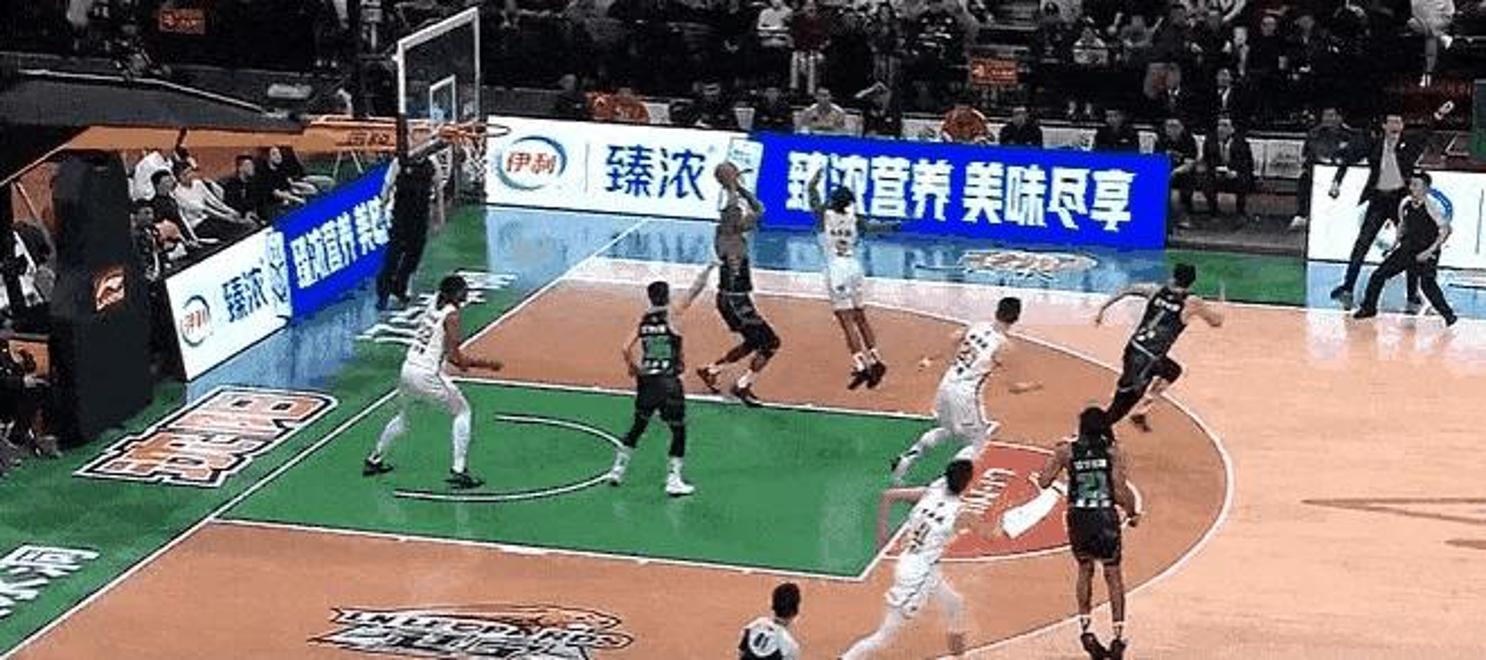 犯规频繁，比赛变成一场惨烈冲突(比赛过程中所出现的犯规行为判罚分为哪两种?)